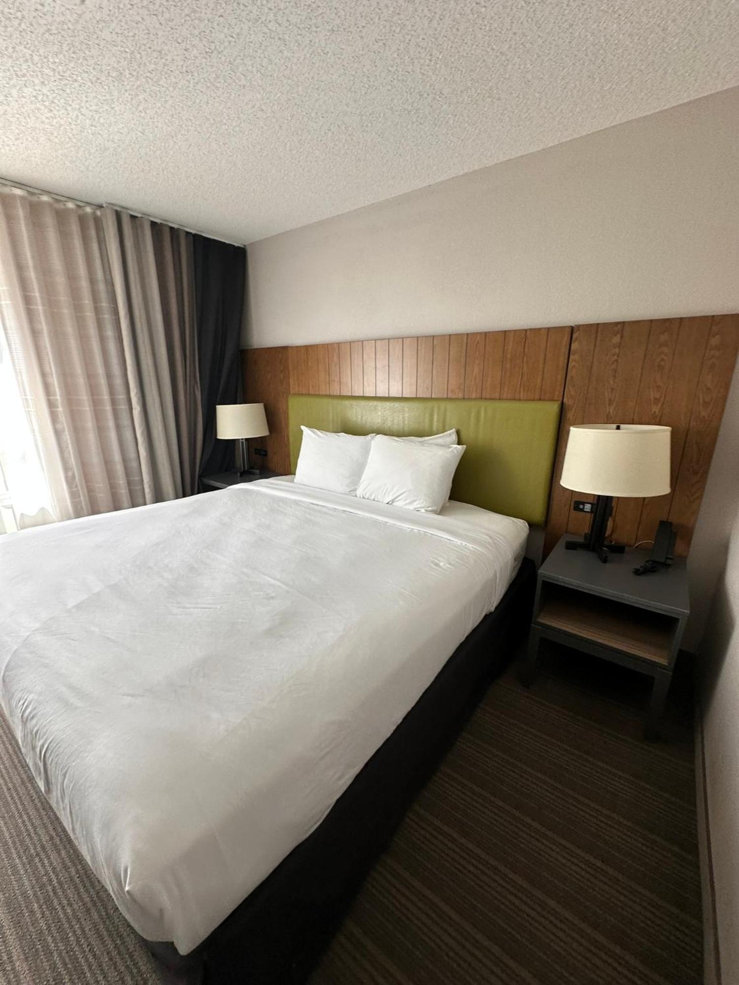 Spark By Hilton Summerville Luaran gambar